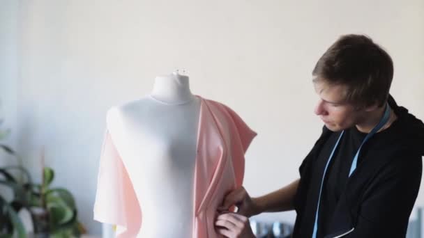 Diseñador de moda con maniquí haciendo vestido en el estudio — Vídeos de Stock