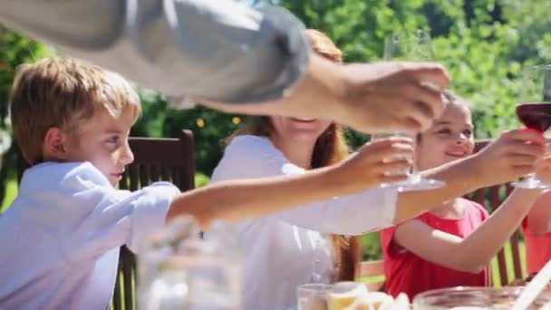 Família feliz ter jantar ou festa no jardim de verão — Vídeo de Stock