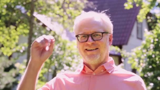 Portrait d'un homme âgé souriant heureux à l'extérieur — Video