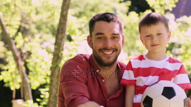 Счастливый отец и маленький мальчик на открытом воздухе — стоковое видео