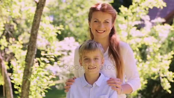 幸せな母と幼い息子屋外 — ストック動画