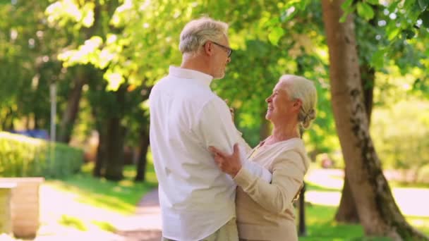 Heureux couple âgé dansant au parc de la ville d'été — Video