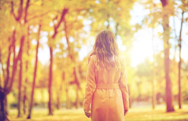 Bella giovane donna a piedi nel parco autunnale — Foto Stock