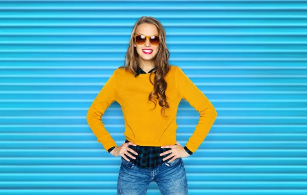 Jovem feliz ou menina adolescente em roupas casuais — Fotografia de Stock