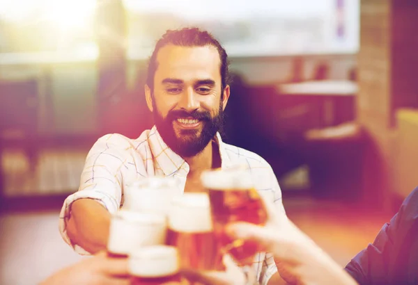 Ο άνθρωπος τσούγκριζαν ποτήρι μπύρα με τους φίλους σας στο εστιατόριο — Φωτογραφία Αρχείου