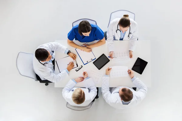 Groupe de médecins avec cardiogrammes à l'hôpital — Photo