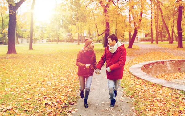 Glückliches junges Paar läuft im Herbstpark — Stockfoto