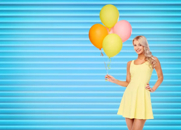 Femme heureuse en robe avec des ballons à air hélium — Photo