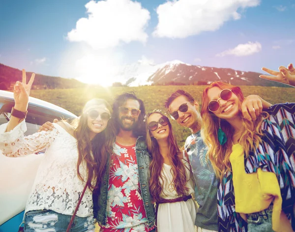 Hippie vrienden over minivan auto vredesteken tonen — Stockfoto