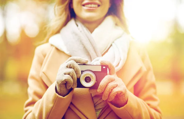 Primo piano di donna con macchina fotografica nel parco autunnale — Foto Stock