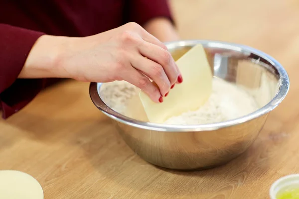 Chef-kok met bloem in de kom beslag of deeg maken — Stockfoto