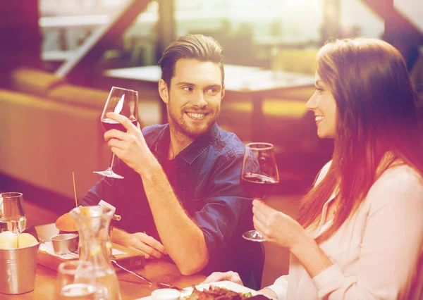 Pareja de cenar y beber vino en el restaurante — Foto de Stock