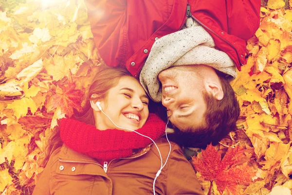 Close up de casal sorridente deitado no parque de outono — Fotografia de Stock