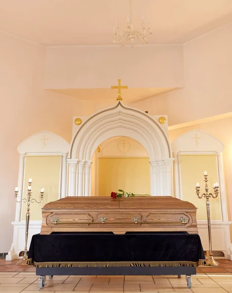 Caixão no funeral na igreja ortodoxa cristã — Fotografia de Stock