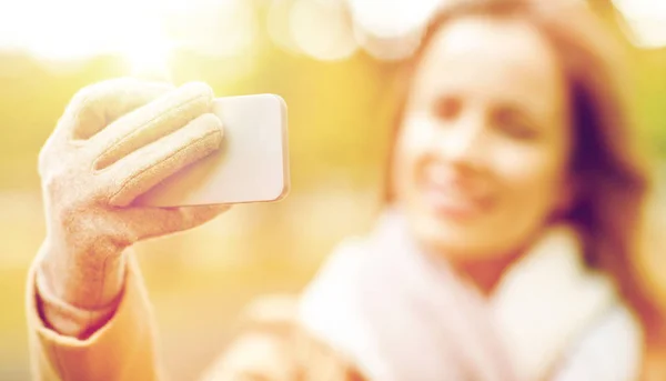 Vrouw nemen van selfie door smartphone in herfst park — Stockfoto