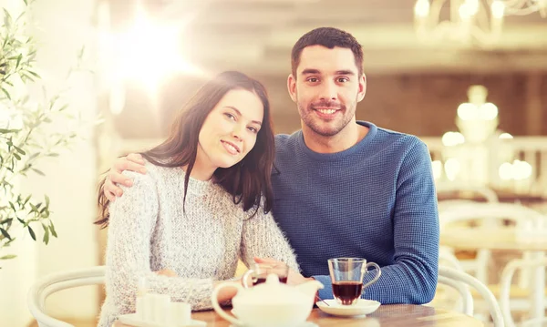 快乐的夫妻在餐馆喝茶 — 图库照片