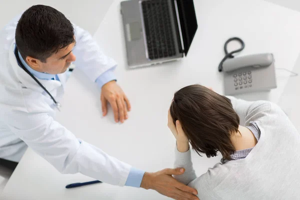 Médico con portátil y paciente mujer en el hospital —  Fotos de Stock