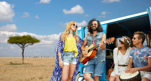 Hippie-Freunde musizieren im Minivan in Afrika — Stockfoto