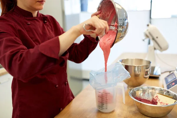 Kocken att göra macaron smeten på kök — Stockfoto