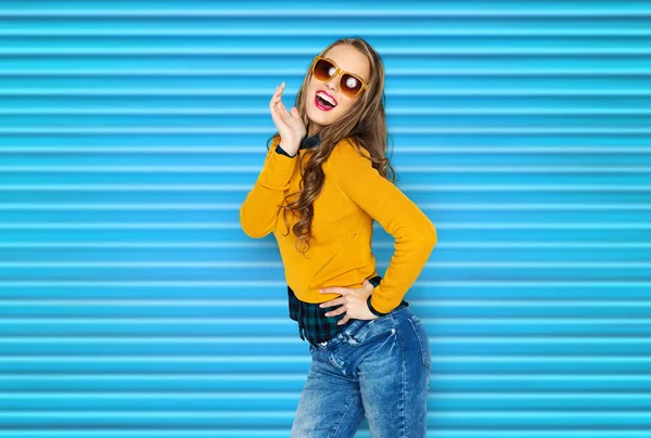 Jovem feliz ou menina adolescente em roupas casuais — Fotografia de Stock