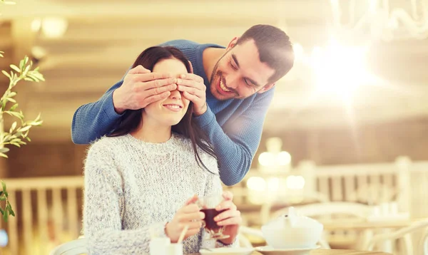 Casal feliz beber chá no café — Fotografia de Stock