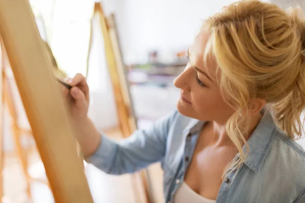 Жінка художник з малюнком олівцем в художній школі — стокове фото