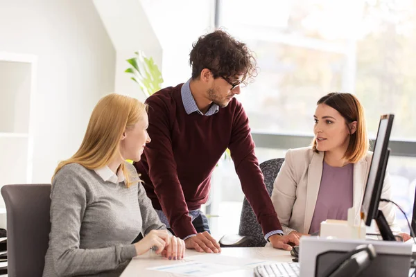 Team di business felice con documenti in ufficio — Foto Stock