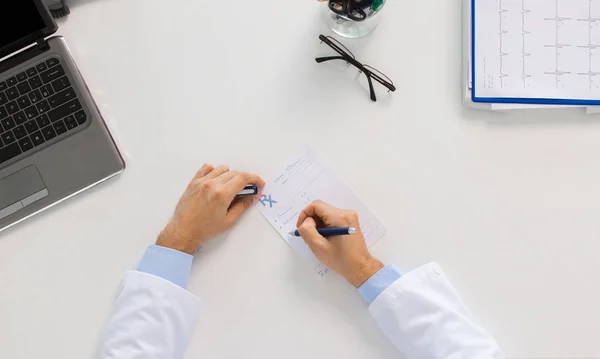 Dokter handen met recept bij kliniek — Stockfoto