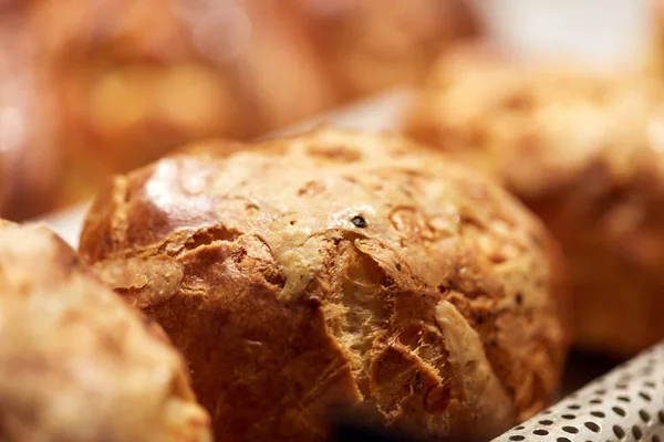 Primer plano de pan de levadura, pan o pastel en la panadería — Foto de Stock