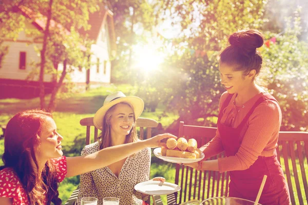 Glückliche Freunde beim Abendessen bei sommerlicher Gartenparty — Stockfoto