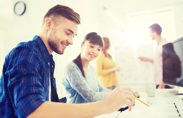 Kreativteam mit Blaupause im Büro — Stockfoto