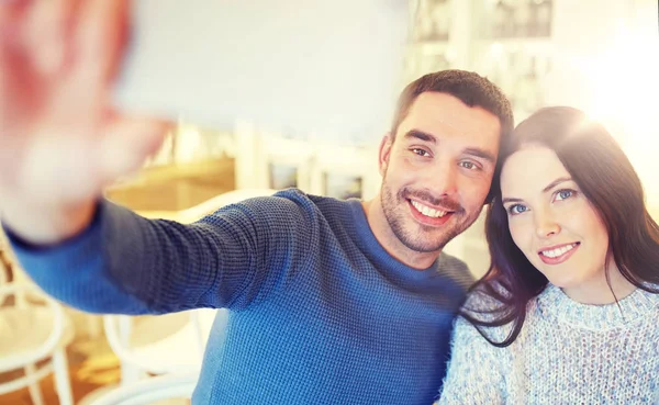 Pareja tomando selfie smartphone en el restaurante cafetería — Foto de Stock