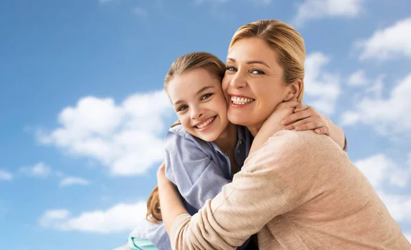 Mutlu aile üzerinde gökyüzü sarılma anne ve kız — Stok fotoğraf