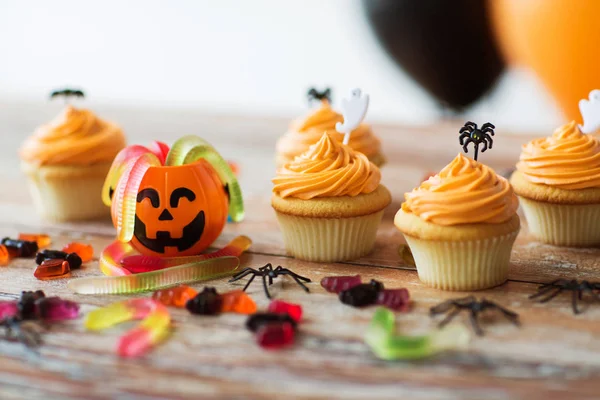 Pastelitos o magdalenas de fiesta de halloween en la mesa — Foto de Stock