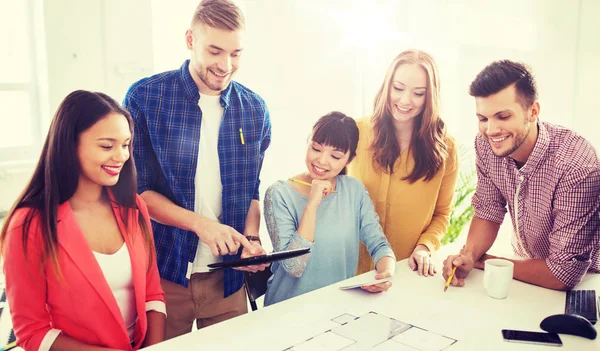 Kreativ-Team mit Blaupause im Büro — Stockfoto