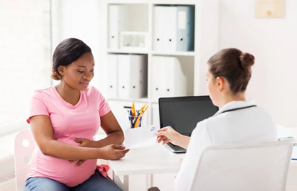Gynaecoloog arts en zwangere vrouw in ziekenhuis — Stockfoto