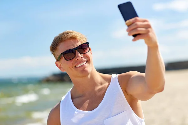 Ember vesz selfie a smartphone a nyári strand — Stock Fotó