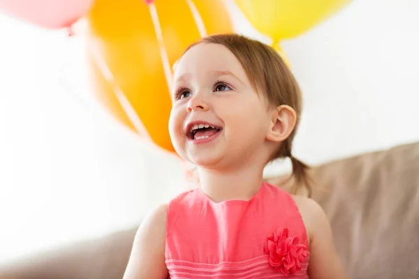 自宅で誕生日パーティーで幸せな赤ちゃん女の子 — ストック写真