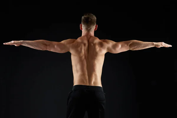 Junger Mann oder Bodybuilder mit nacktem Oberkörper — Stockfoto