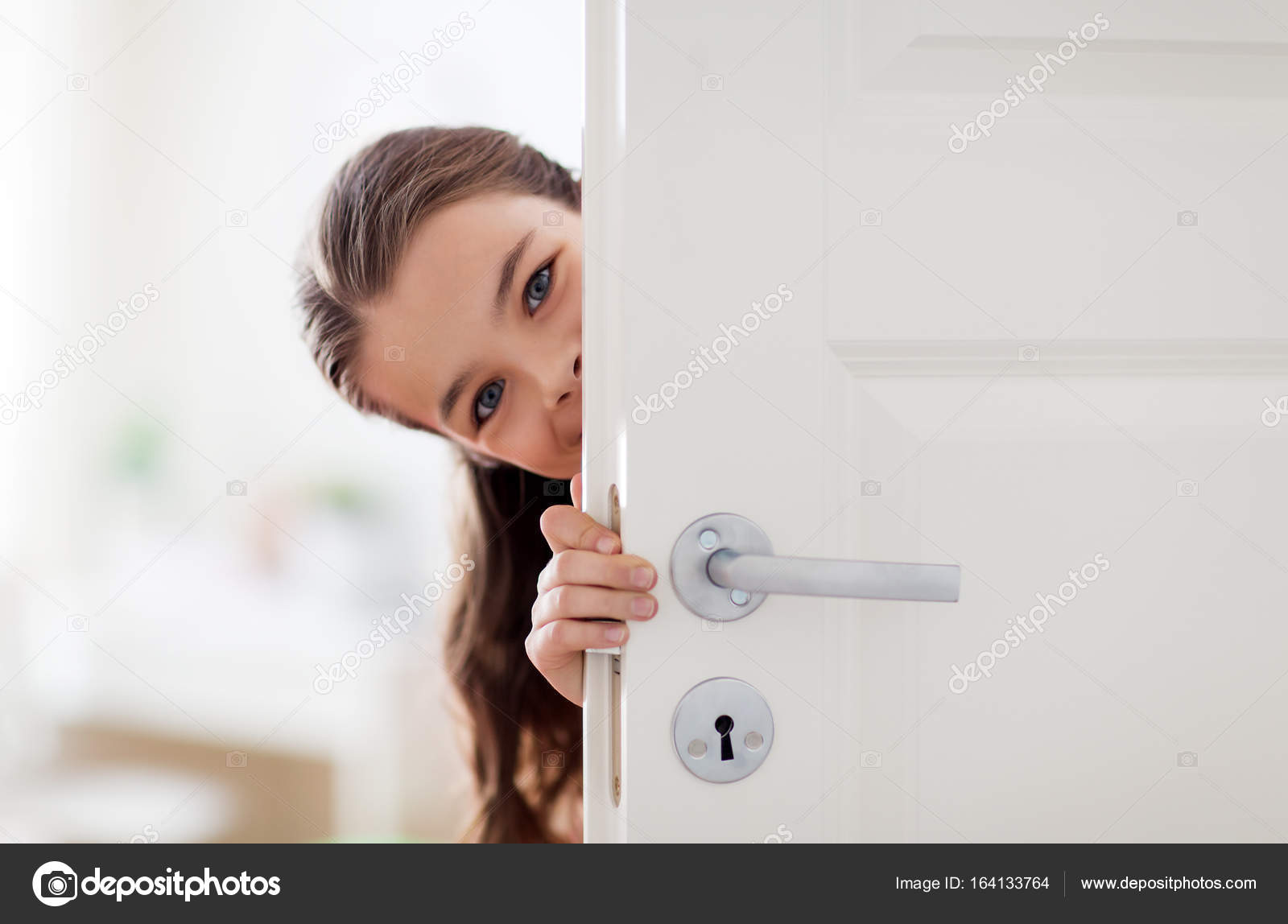 La fille derrière la porte
