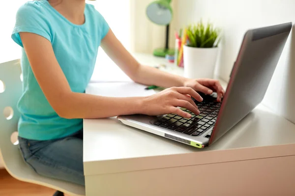 Chica escribiendo en el ordenador portátil en casa — Foto de Stock