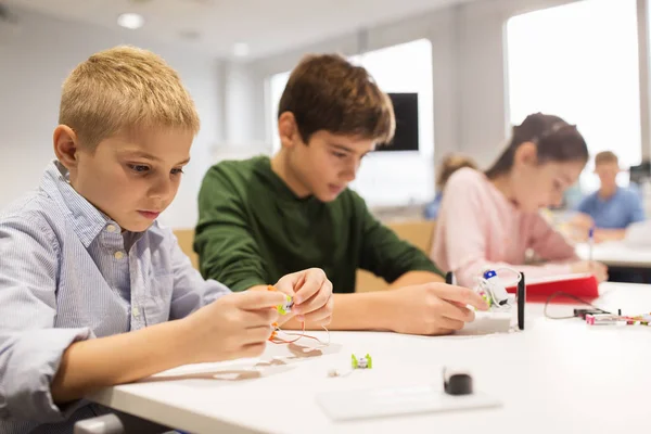 Niños felices construyendo robots en la escuela de robótica — Foto de Stock