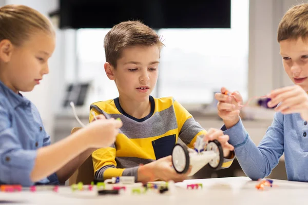 Enfants heureux construisant des robots à l'école de robotique — Photo