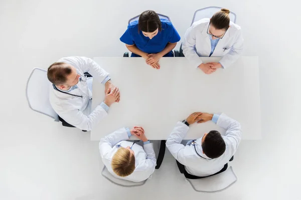 Groupe de médecins assis à table vide — Photo