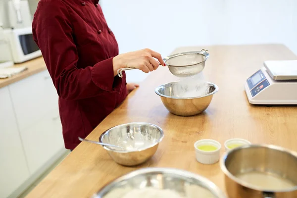 Chef peneirando farinha em tigela fazendo massa ou massa — Fotografia de Stock