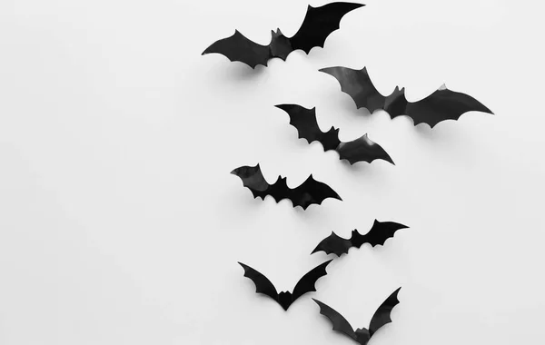 Хэллоуин украшение летучих мышей на белом фоне — стоковое фото