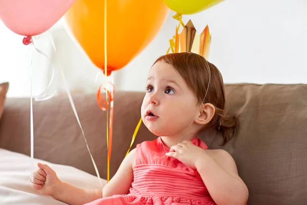 Menina feliz na coroa na festa de aniversário em casa — Fotografia de Stock