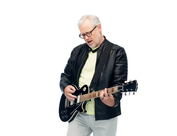 Feliz homem sênior tocando guitarra elétrica — Fotografia de Stock