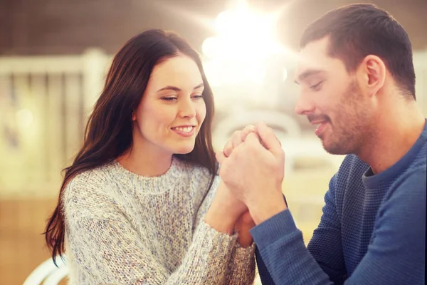 Pareja feliz tomados de la mano en el restaurante o cafetería — Foto de Stock