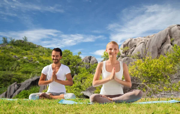 Coppia felice facendo yoga e meditando all'aperto — Foto Stock